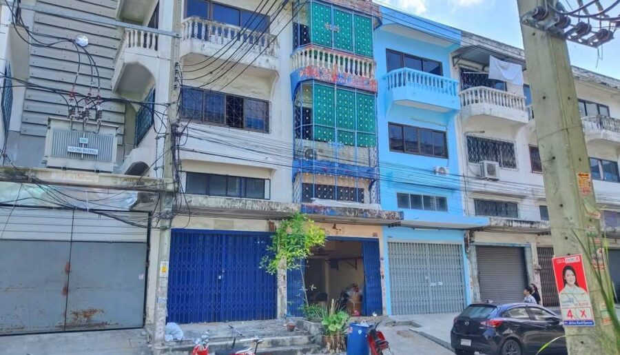 ขายอาคารพาณิชย์ 3.5 ชั้น หมู่บ้านดีเค ซอย 30 สภาพดี วิวหลังบ้านสวย เจ้าของขายเอง โทร 095-165-3654