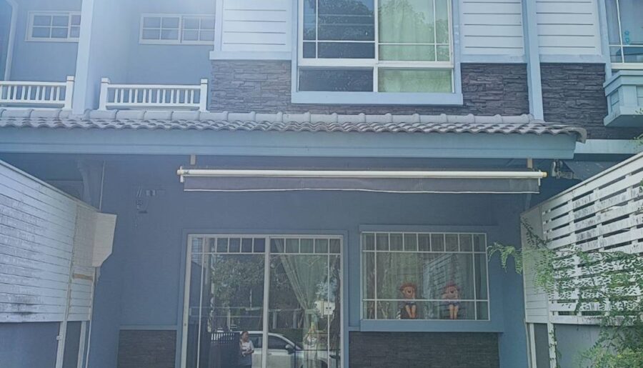 ขายด่วนๆ ลดราคา บ้านทาวเฮ้าส์ สภาพใหม่ หมู่บ้านวิลาจิโอ้ บางนา เนื้อที่ 20 ตรว. ใกล้มหาวิทยาลัย ABAC โทร 0949965959