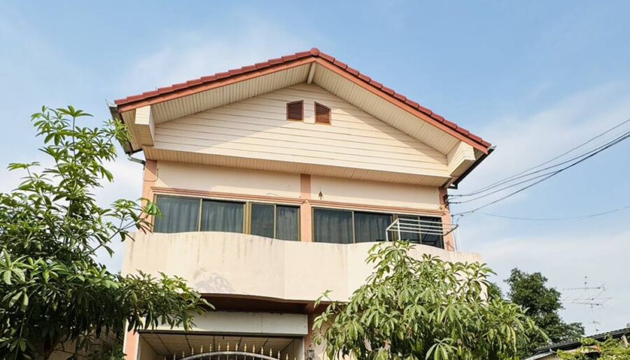 ขายบ้านพร้อมที่ดิน ในตัวเมืองพิษณุโลก 2 ชั้น มีดาดฟ้า พร้อมเข้าอยู่ แถมฟรีเฟอร์ โทร 082-404-8483