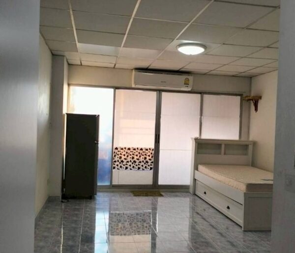 ขายด่วน คอนโด เพื่อการลงทุน Green Place royal park ทำเลหน้าโรงเรียน ขนาด 31 ตรม.ชั้น 4 โทร 099-196-1001