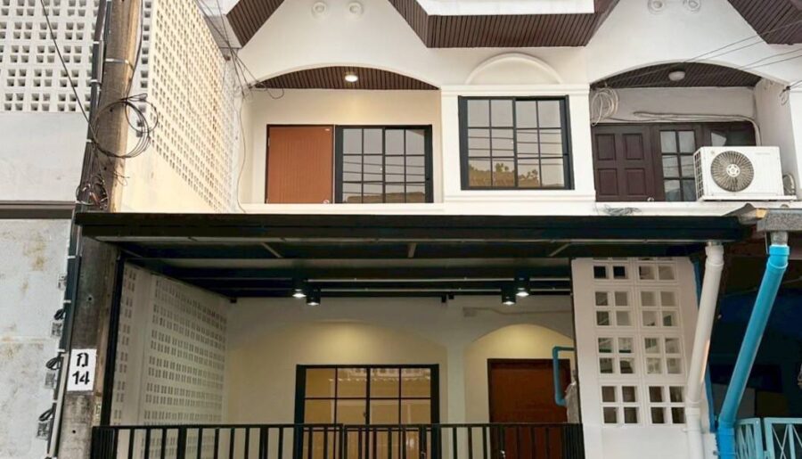 ขายทาวน์เฮาส์ 2 ชั้น NexHaus44 ปากซอยอ่อนนุช 44 เดินทางเข้าโซนทองหล่อ พระราม 9 รีโนเวทใหม่ทั้งหลัง พร้อมเข้าอยู่ โทร 085-826-6936