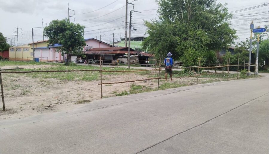 ขายที่ดินเปล่า 198 ตร.ว. ทำเลทอง ติดถนน ต.หนองตำลึง อ.พานทอง จ.ชลบุรี โทร 0953157555