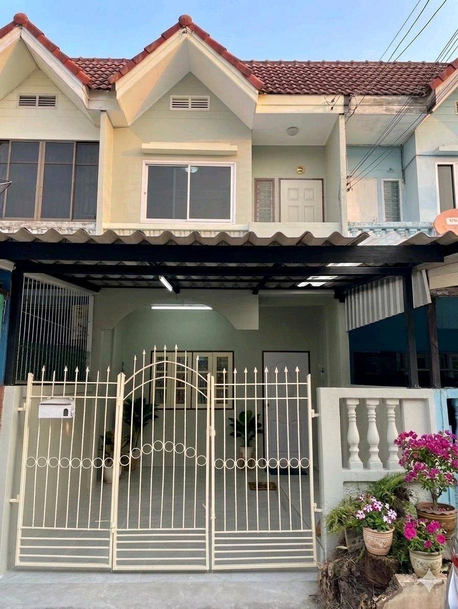 ขาย บ้านทาวน์เฮาส์ 2 ชั้น หมู่บ้านสินธานี2 ซ.รามอินทรา119 ติดถนนใหญ่ ใกล้รถไฟฟ้า โทร 0863754112